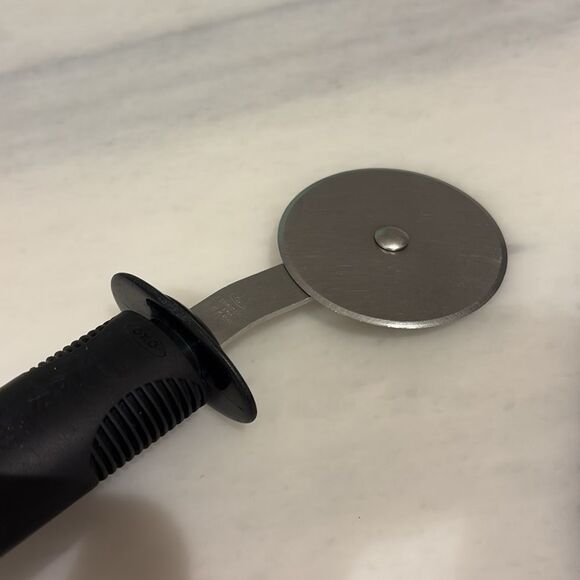 Oxo can opener/pizza cutter/peeler/ cuisinart jucier bundle - Picture 6 of 9